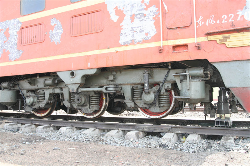 FX-6B二级钛合金设备起复东风4机车实况.jpg
